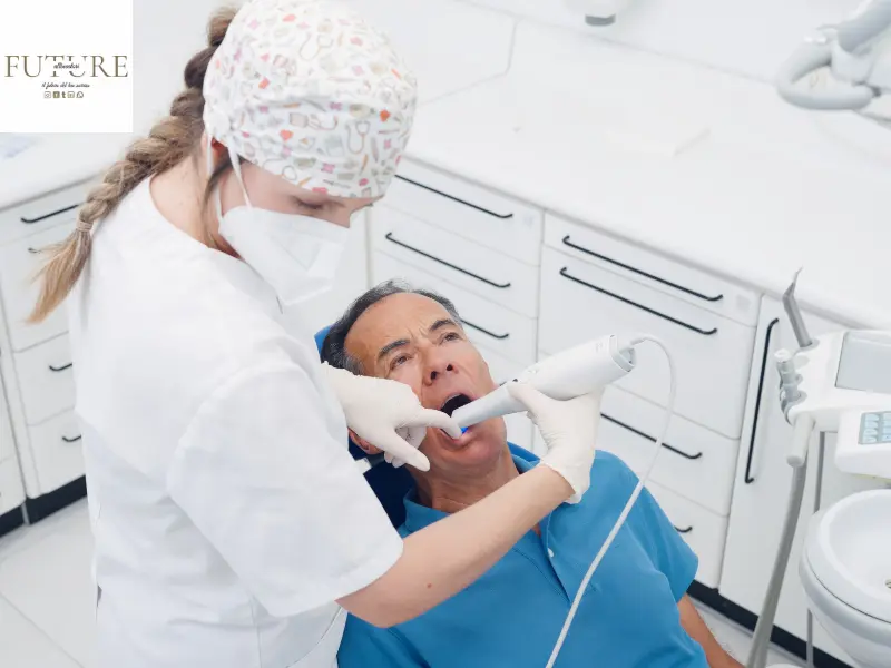 Dentista durante l’acquisizione di una scansione intraorale