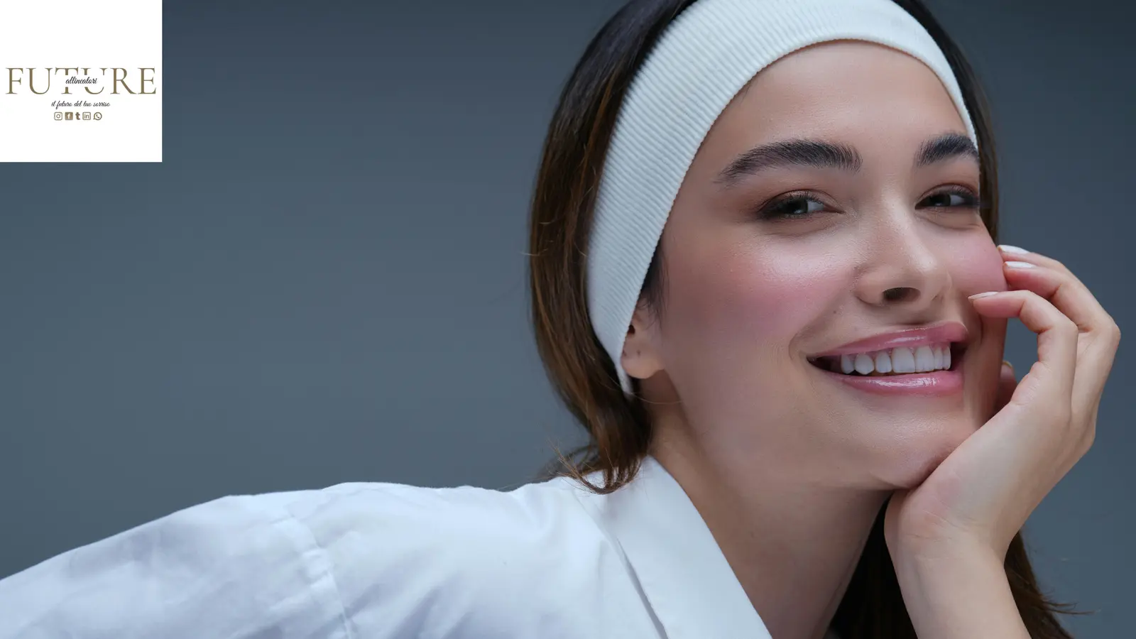 Sorriso con allineatori trasparenti